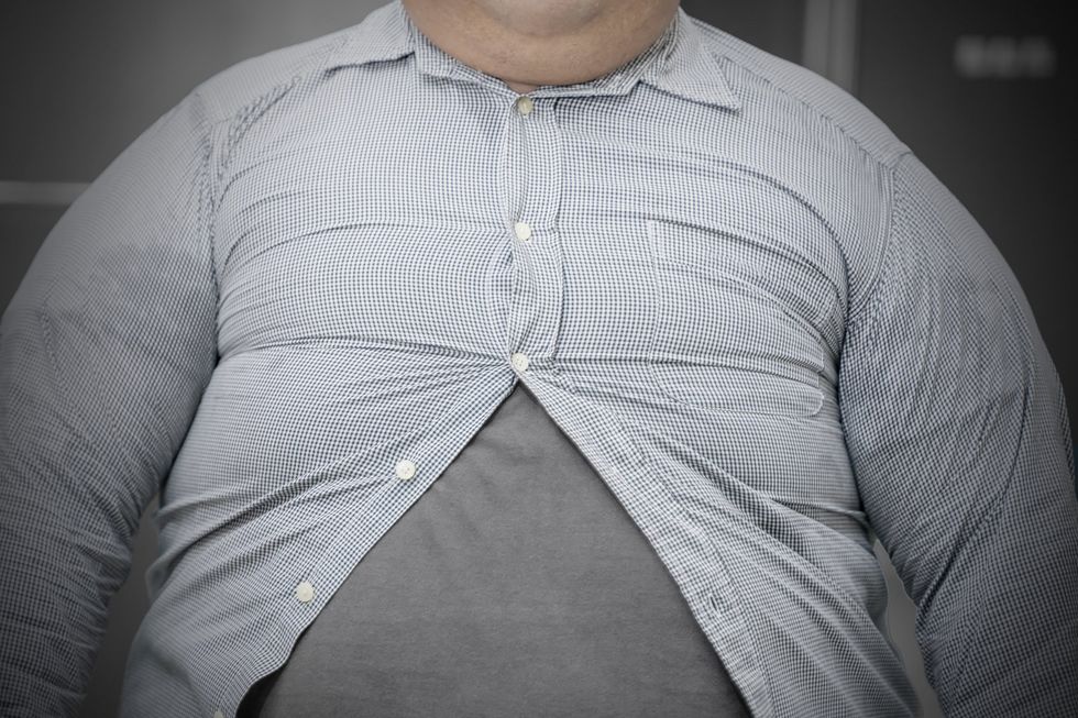 400-pound former student who can barely walk sues university for weight discrimination after he cannot become gym teacher