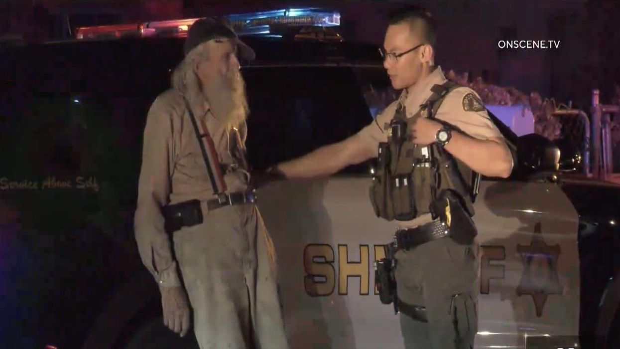 93-year-old homeowner shoots, critically wounds intruder after crooks kick in his door, attack him: 'I kept telling them I have a shotgun'