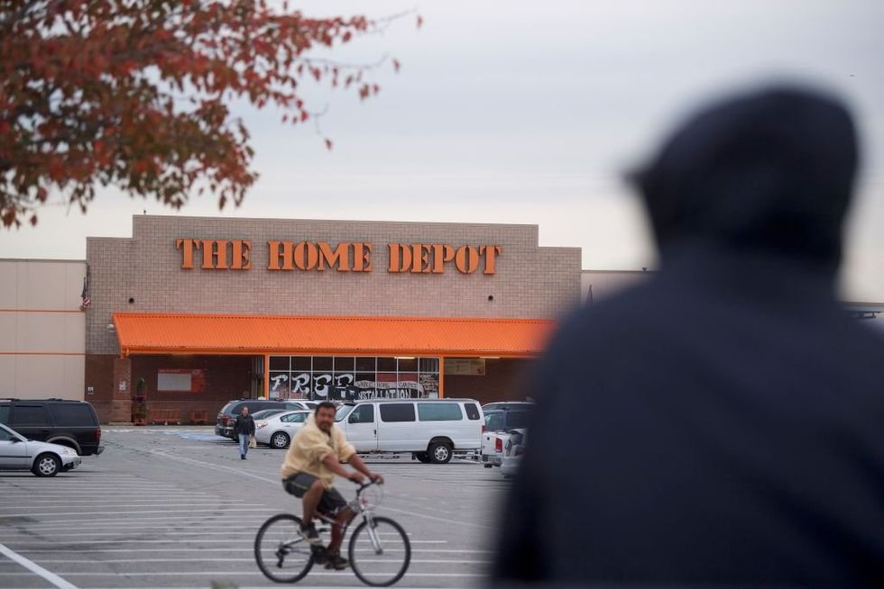 &apos;Aggressive and harassing&apos; migrants‚ thieves prompt a New York Home Depot to deploy security guards with dogs