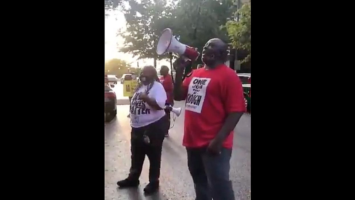 Angry protesters show up at Mitch McConnell's front door: 'If we don't get $600 — no peace!'