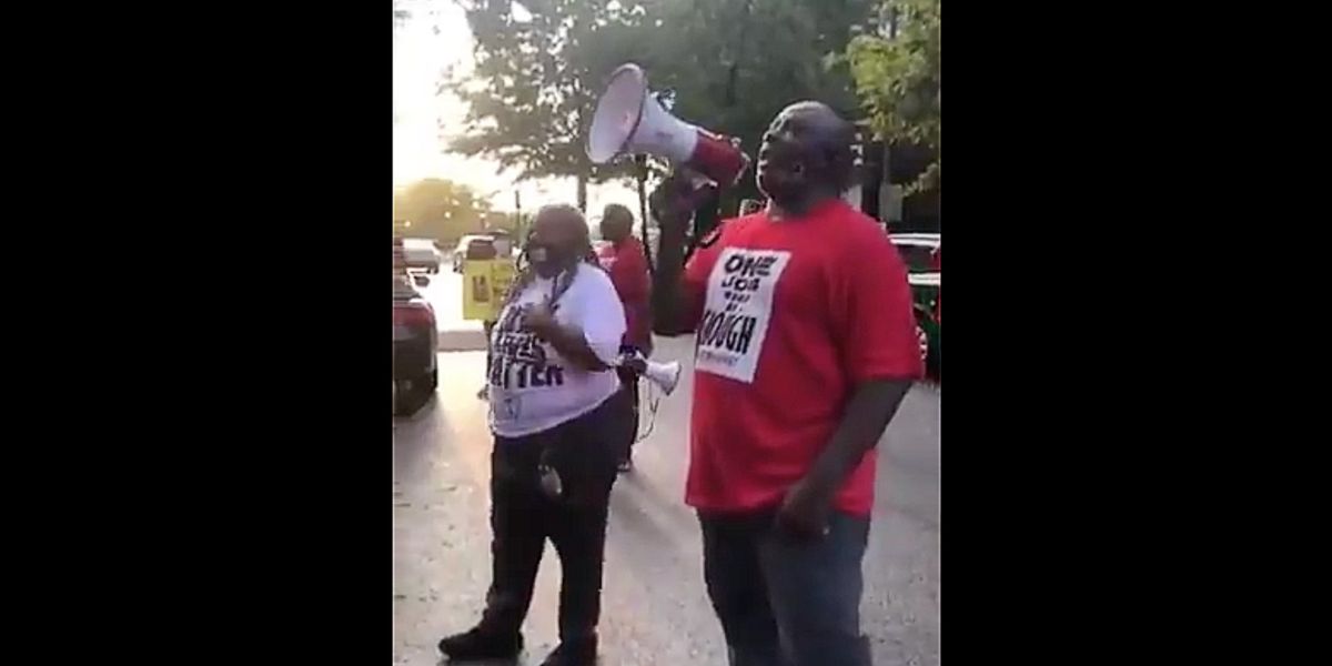 Angry protesters show up at Mitch McConnell's front door: 'If we don't get $600 — no peace!' | Blaze Media