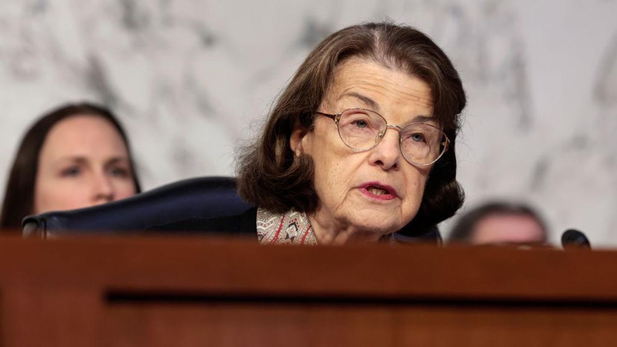 Anonymous Democrats go behind Sen. Dianne Feinstein's back to complain about her mental fitness