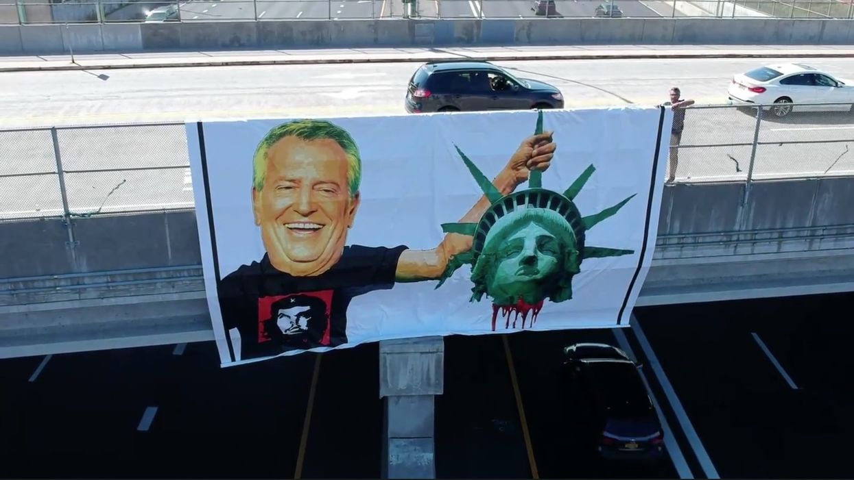 Anti-de Blasio artist hangs banner showing NYC mayor holding Lady Liberty's bloody severed head