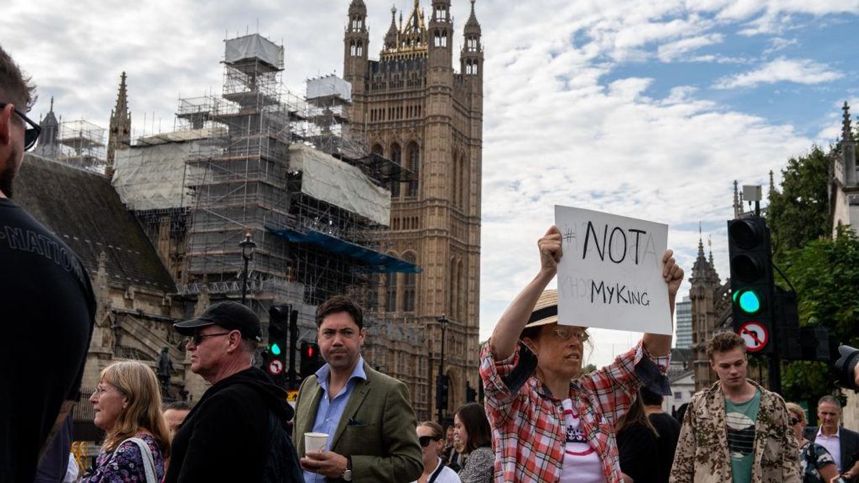 Anti-monarchy protesters arrested in UK