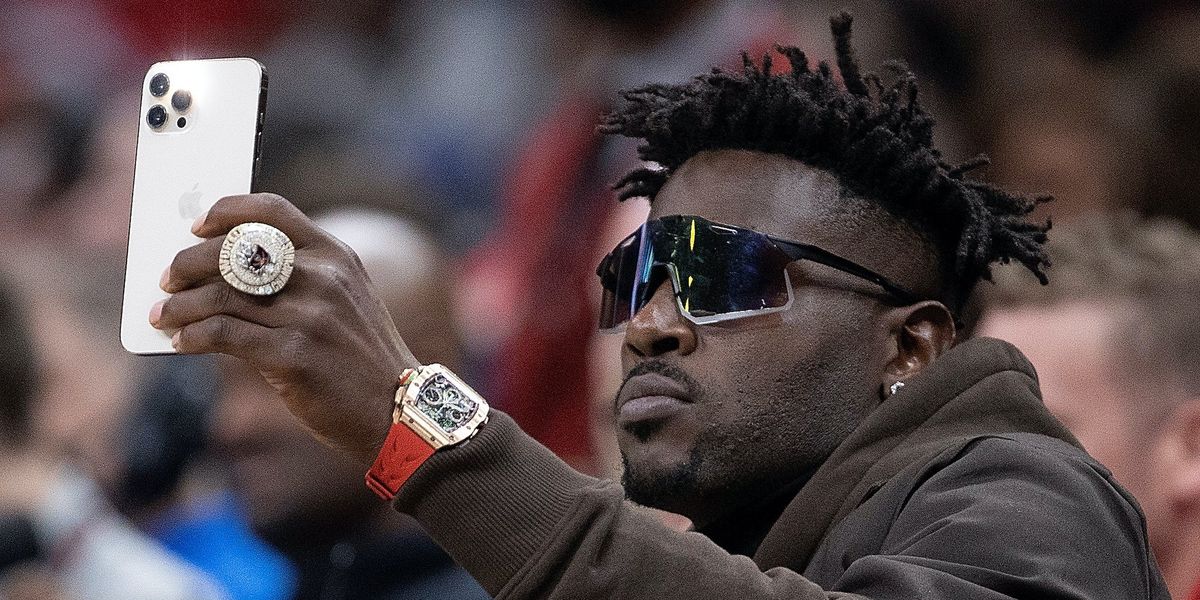 Antonio Brown wanted for attempted murder with a gun, but he’s still posting on social media Antonio Brown wanted for attempted murder with a gun, but he’s still posting on social media