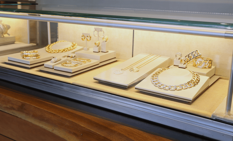 Armed robber orders female worker at jewelry store to open display case — even zaps her with stun gun — but she fights back