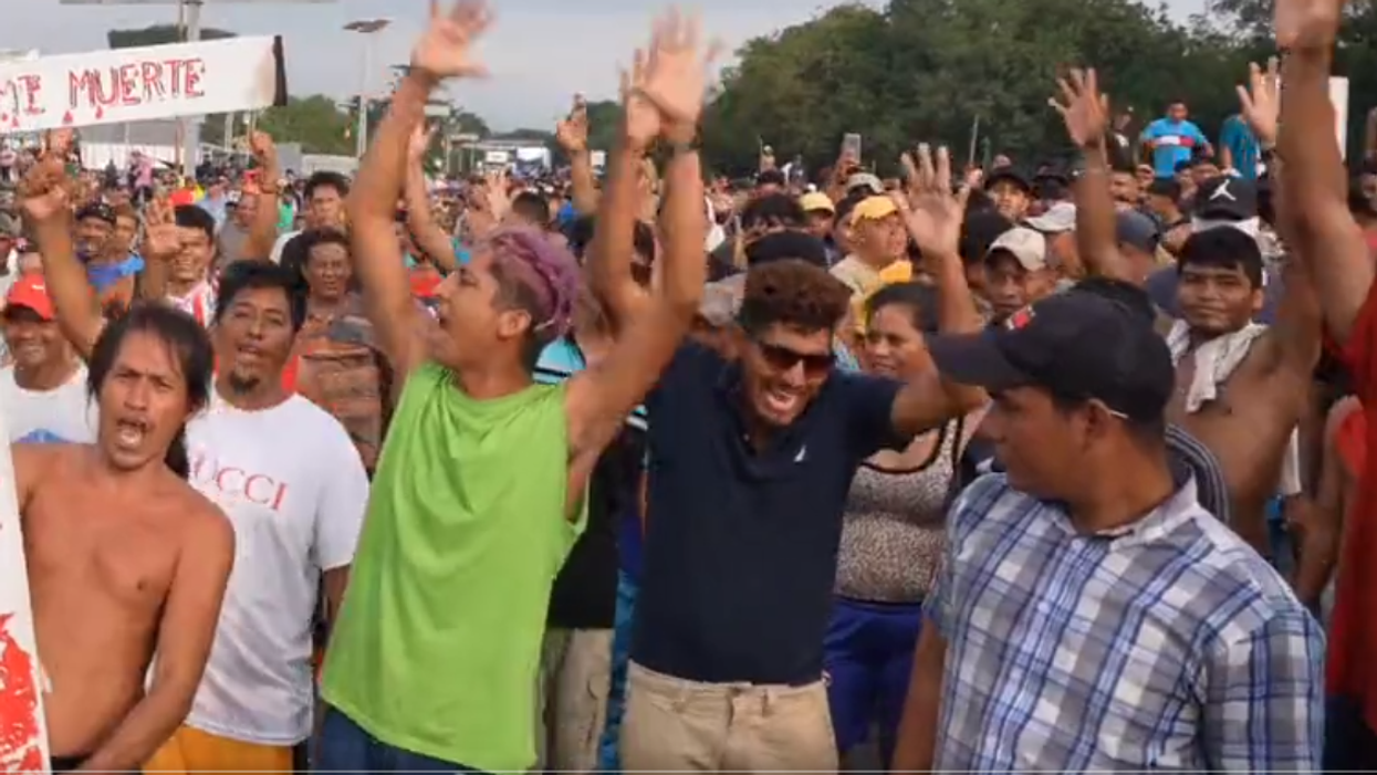 'Biden! Biden!' Migrants cheer for President Biden as thousands approach Arizona-Mexico border
