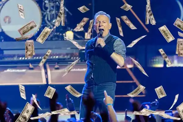 Billionaire Bruce blasts 'rich men' in latest concert rant