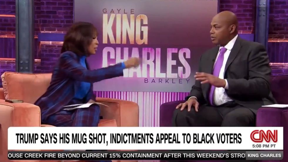 Charles Barkley threatens to assault black Trump supporters‚ but his CNN cohost quickly steps in with reality check