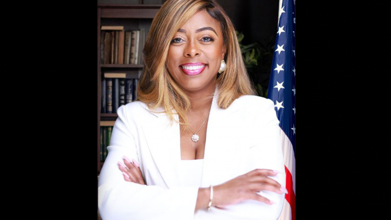 Chicago-area Democrat mired in scandal reportedly joins all-out brawl at public meeting, loses shoe, thrown to floor