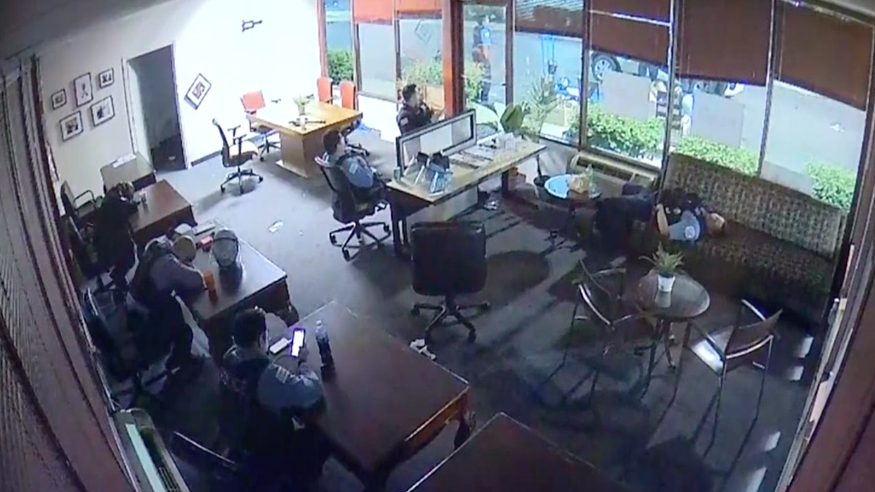 Chicago police seen drinking coffee, sleeping on a couch in a congressman's office during riots