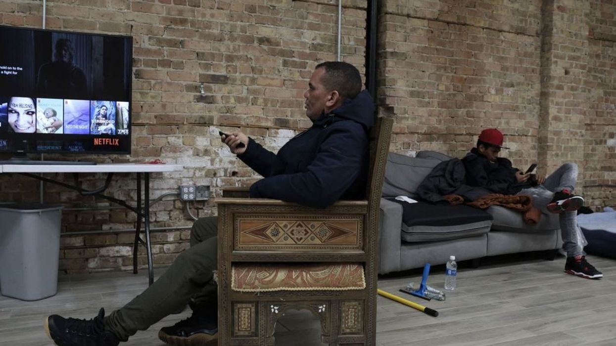 Chicago police stations housing migrants who are sleeping in entryways: 'They clearly do not have a plan'