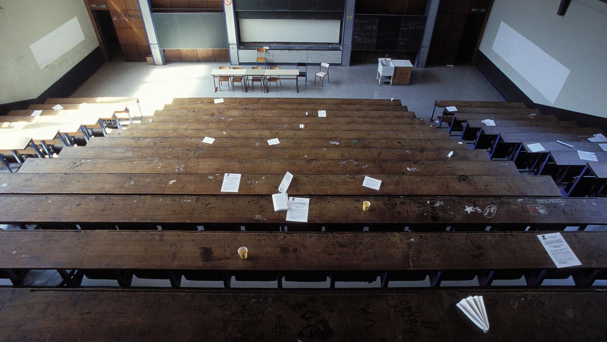 Class demands professor write a lengthy apology letter after he discusses the use of blackface in film. He fills 2 whole pages.