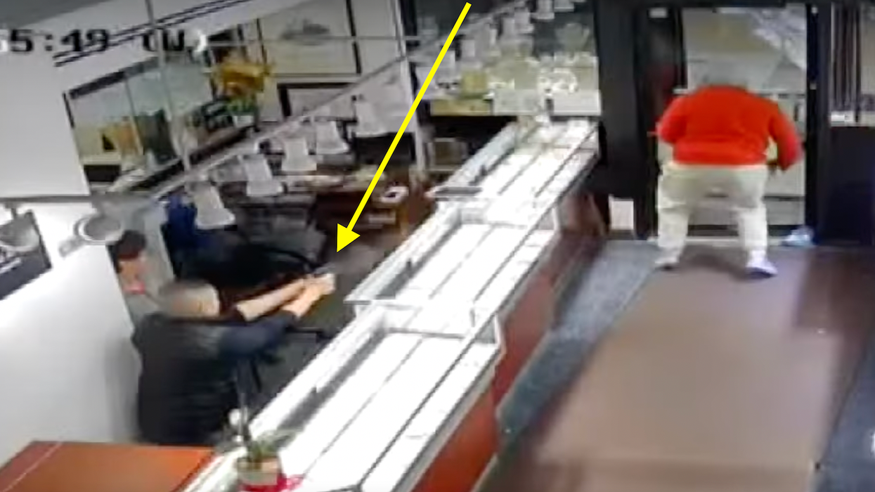 Concealed carrier shoots crook bashing display case in Chicago jewelry store. Suspect reportedly released without charges.