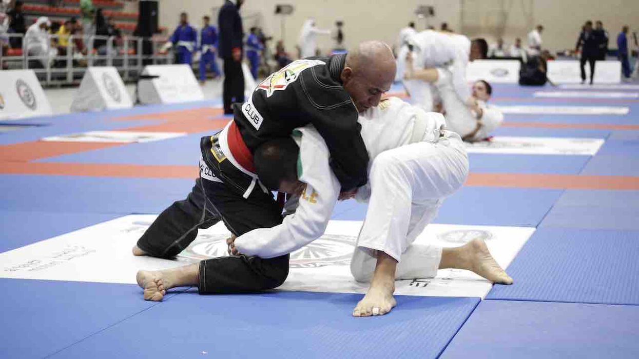 Construction worker trained in jiu jitsu disarms knife-wielding attacker, subdues suspect until police arrive: 'He was quite brave'