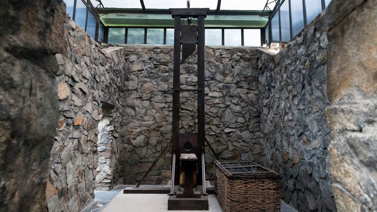 Couple uses guillotine to behead themselves in sacrificial fire ritual