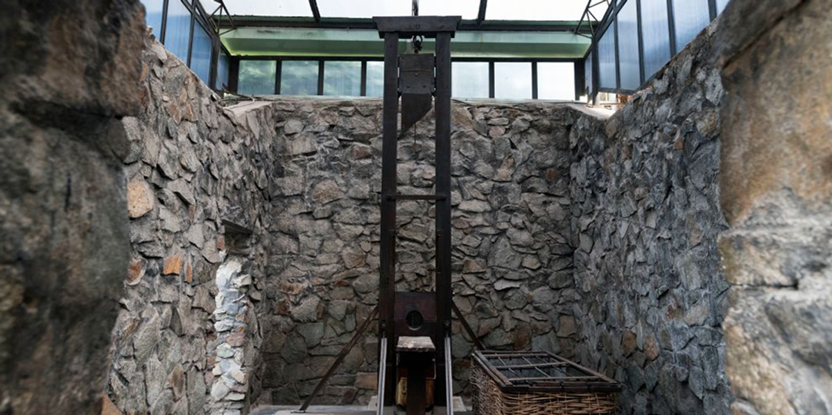 Couple uses guillotine to behead themselves in sacrificial fire ritual ...