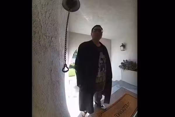 Dad rushes home to protect child, pregnant wife from unhinged male screaming death threats at door, demanding it be opened