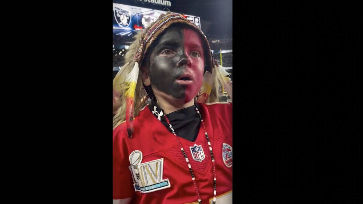 Deadspin, other media outlets ripped young Chiefs fan for wearing 'black face,' headdress. His mom says he's Native American.