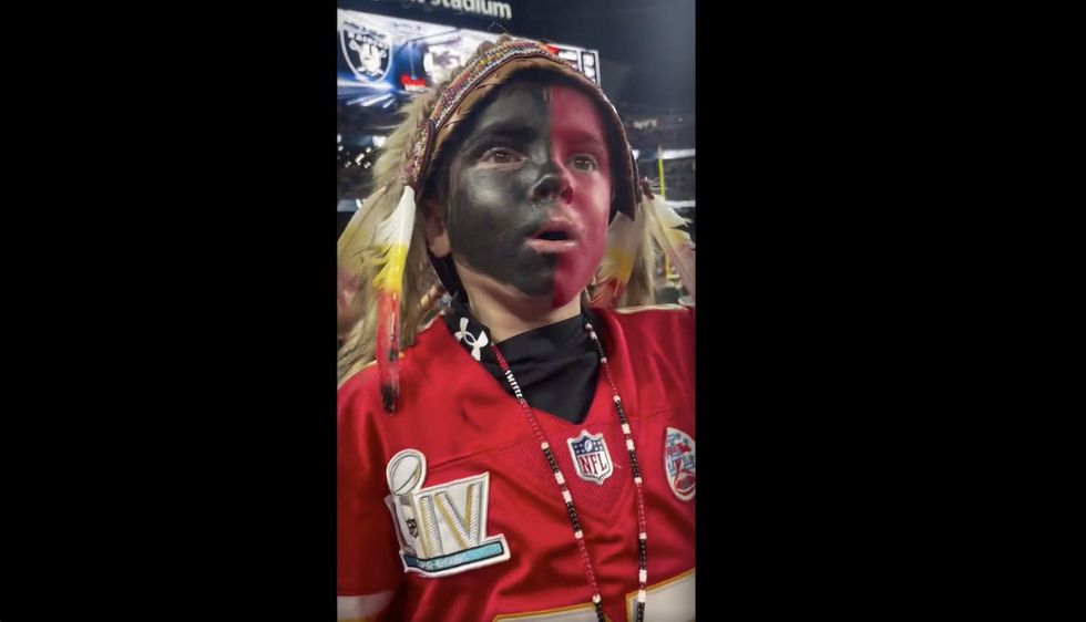 Deadspin‚ other media outlets ripped young Chiefs fan for wearing 'black face‚' headdress. His mom says he's Native American.