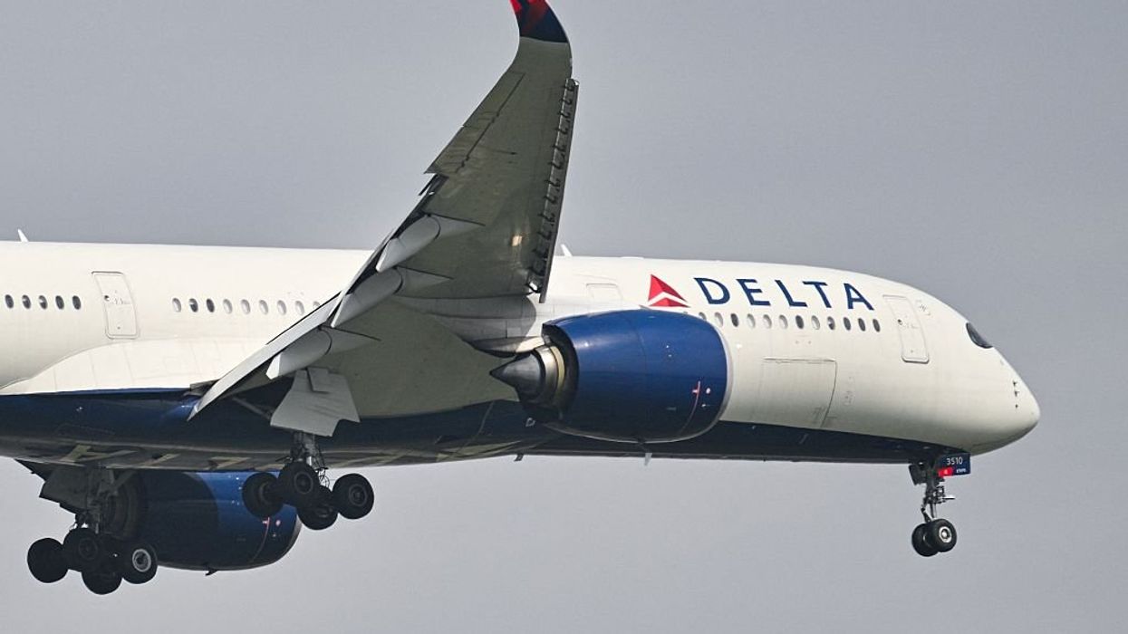 Delta passengers hold up collapsing ceiling mid-flight for more than 30 minutes