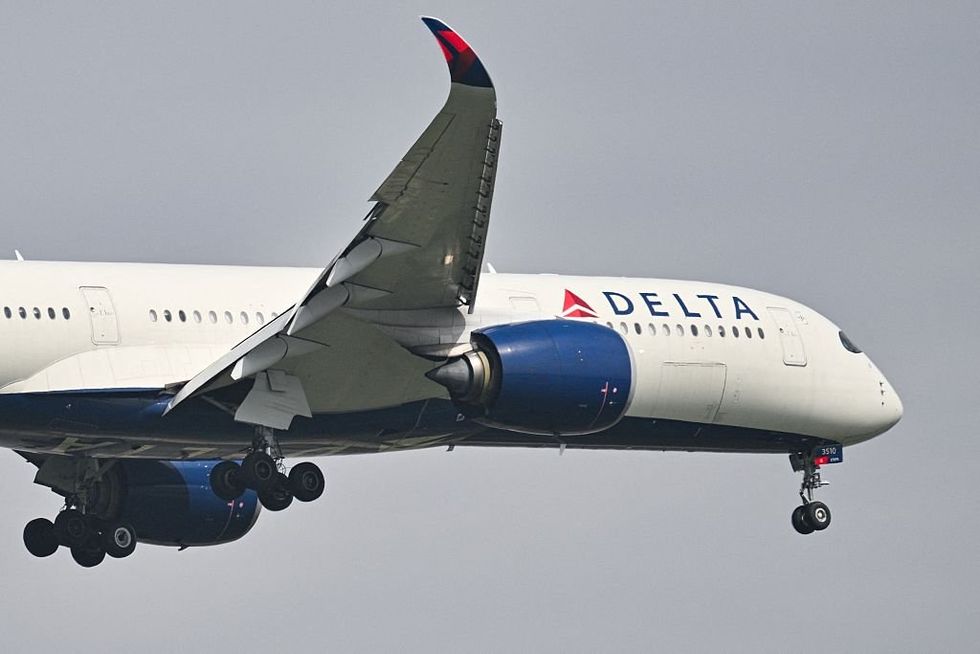 Delta passengers hold up collapsing ceiling mid-flight for more than 30 minutes