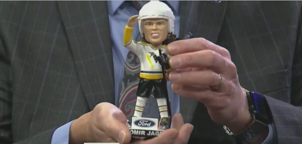 'Did anybody see my bubbleheads?' 18‚000 bobbleheads of NHL legend Jaromir Jagr stolen in California cargo theft