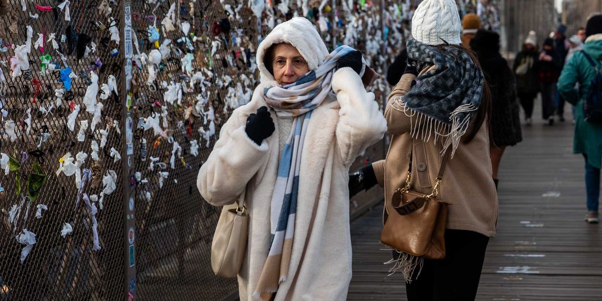 'Disgusting': Trash like tampons and condoms on Brooklyn Bridge fence worsens under Mamdani