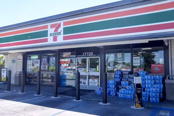 Dozens of teenagers loot 7-Eleven in brazen flash-mob robbery — and post video on social media