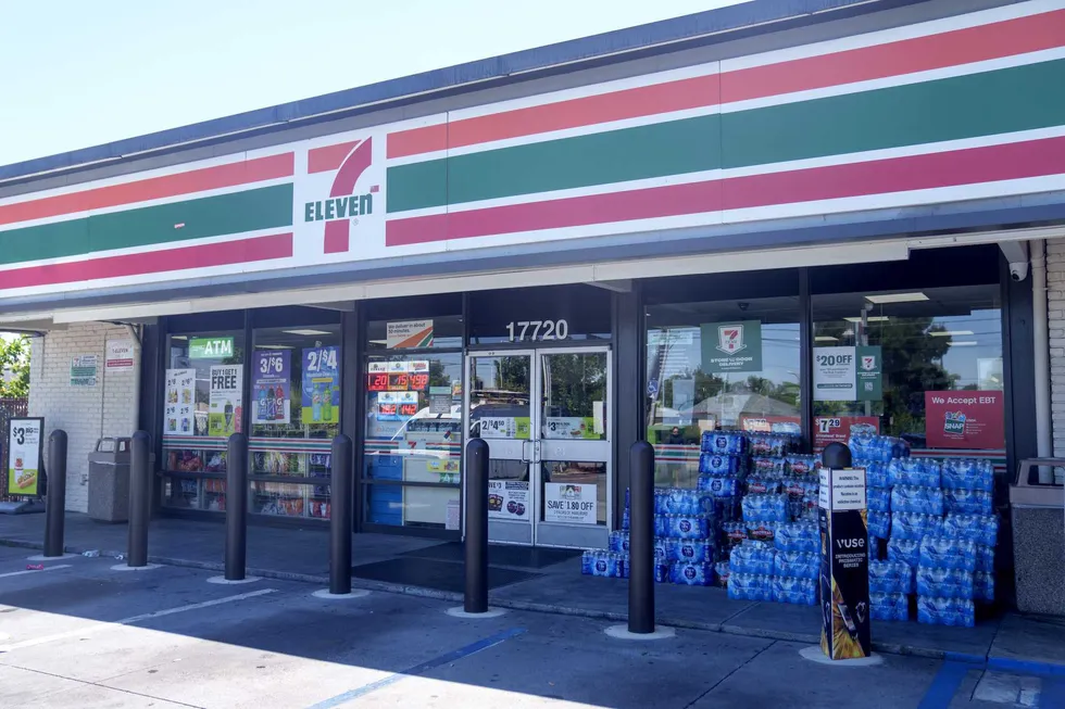 Dozens of teenagers loot 7-Eleven in brazen flash-mob robbery — and post vi