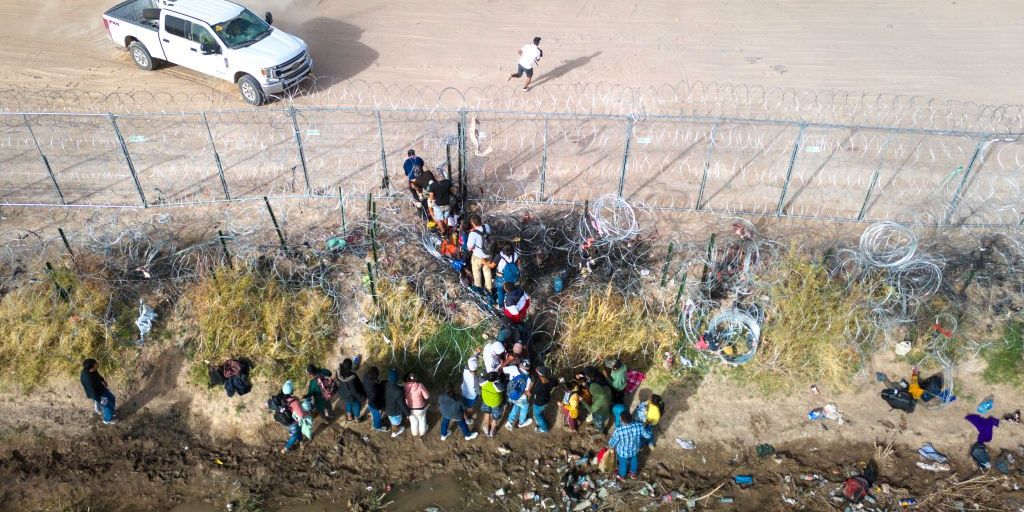 El Paso judge again drops riot participation charges against illegal aliens who stormed the border - Vimarsana News