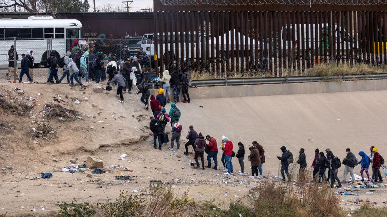 El Paso's Democratic mayor defies Biden, declares emergency over border crisis and influx of migrants
