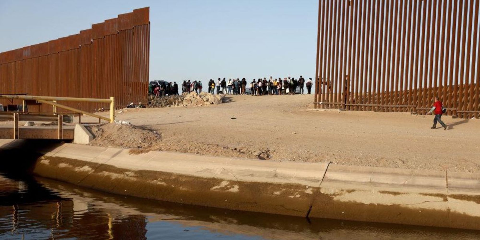 Arizona starts filling border wall gaps with shipping containers. State no longer waiting on the federal gov’t Arizona starts filling border wall gaps with shipping containers. State no longer waiting on the federal gov’t