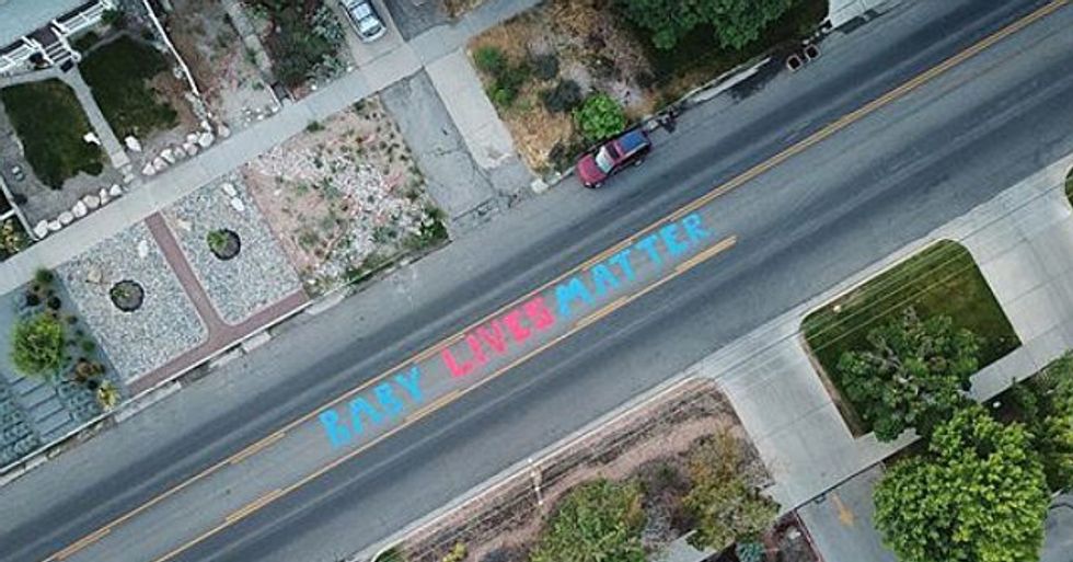 Pro-Life Artist Paints ‘Baby Lives Matter’ in Front of Planned Parenthood