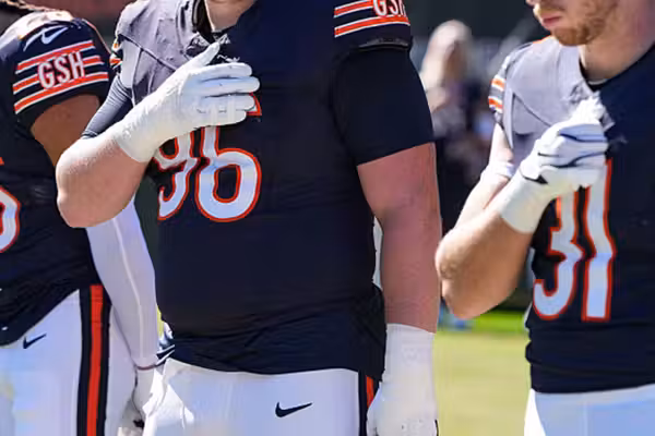 Fans accuse Chicago Bears player of performing Muslim prayer during national anthem: 'Is this respectful?'