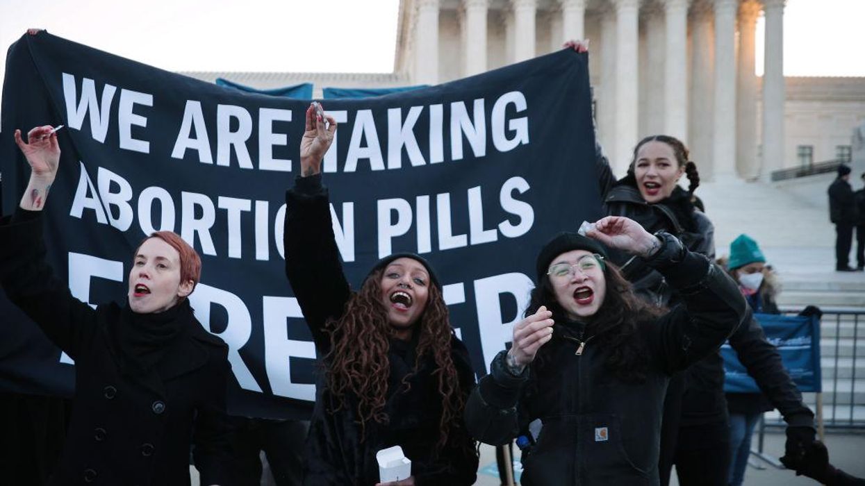 FDA loosens abortion pill regulations, will permanently allow women to get it by mail 