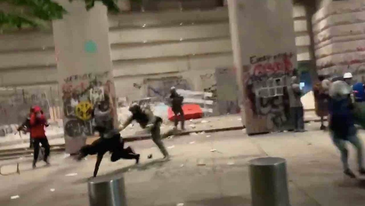 Feds tackle rioters, force them to run away from Portland courthouse they were trying to break into
