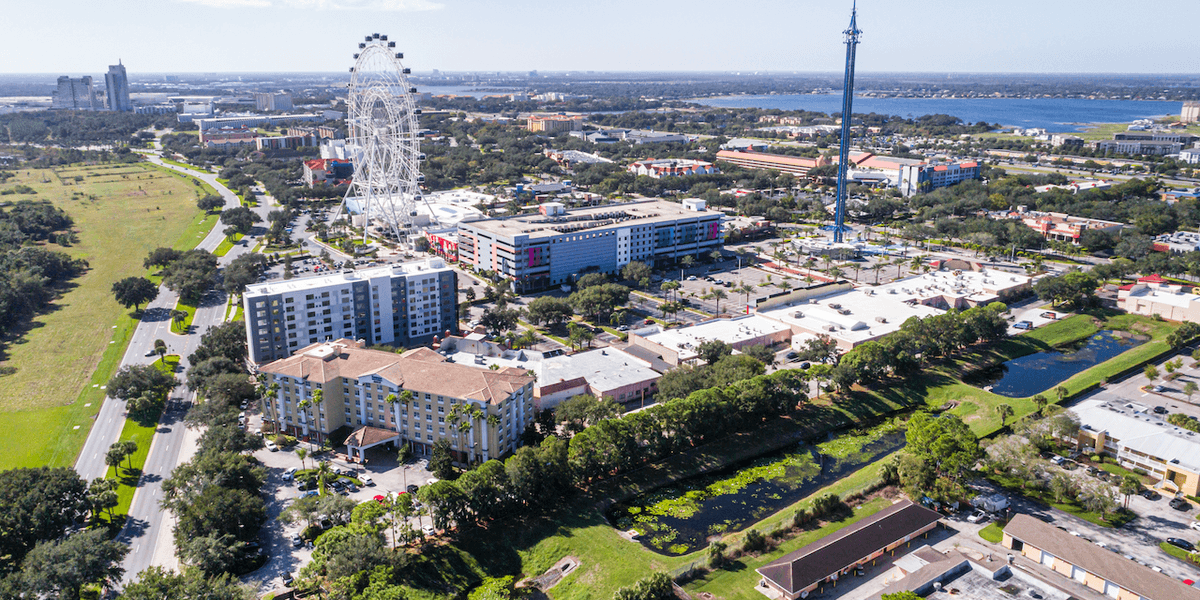 Fights erupt, deputies hurt after more than 1,000 teens descend upon Florida amusement park in planned 'takeover'