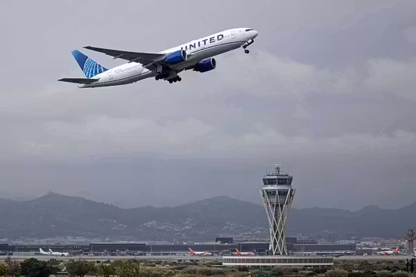 Fire ignites near DC runway, forcing United plane to make emergency landing