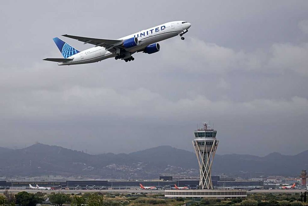 Fire ignites near DC runway, forcing United plane to make emergency landing