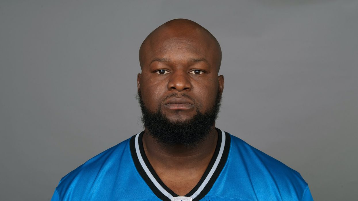 Former NFL player allegedly urinates on elderly woman during airline flight, hits another elderly passenger