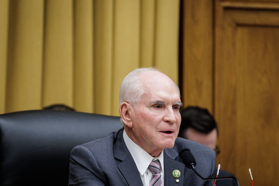 House Ethics clears GOP lawmaker of insider trading, calls for stock divestments anyway