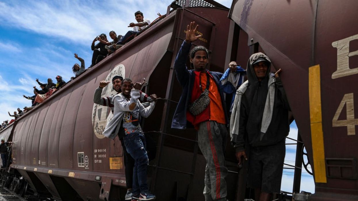Hundreds of migrants hitch train ride to El Paso border — Texas prepares for another potential riot