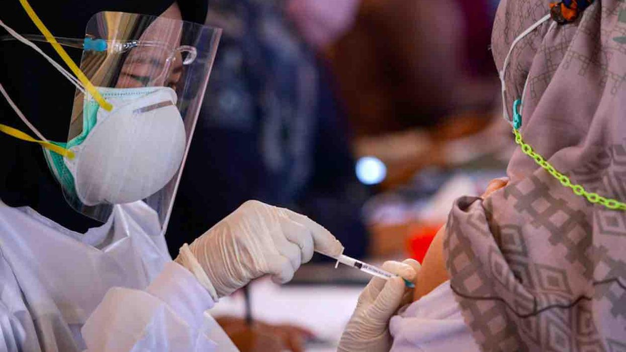 Hundreds of vaccinated doctors, medical workers catch COVID-19 in Indonesia; some have been hospitalized