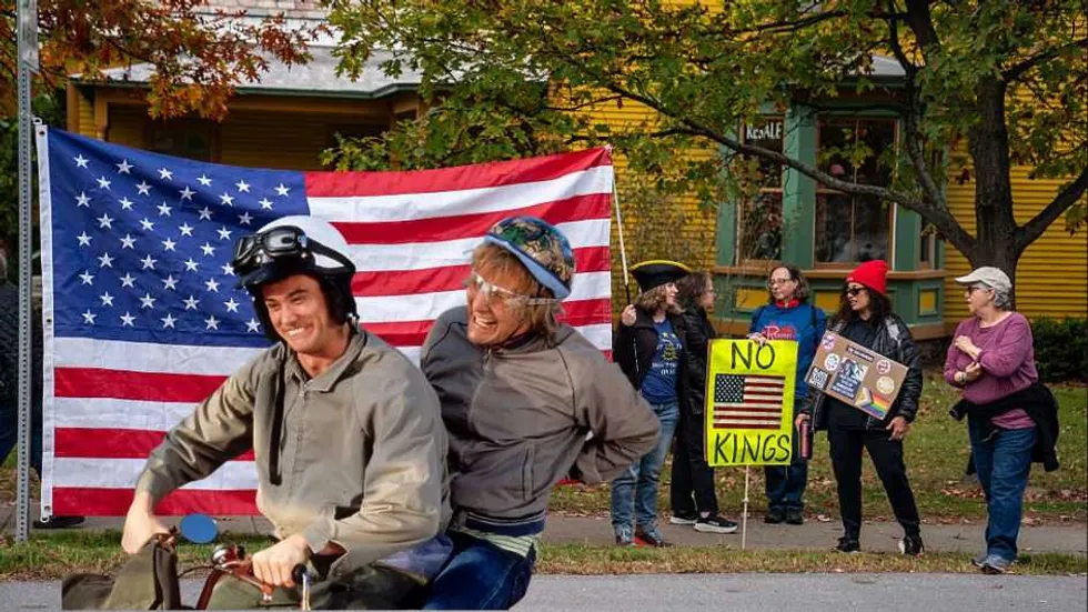I'm with stupid: 'Dumb and Dumber' star plays pea-brained protest song