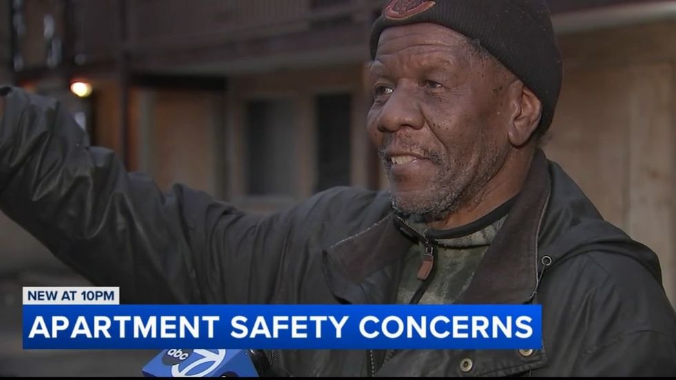 Illinois apartment boarded up with tenants still inside‚ residents claim