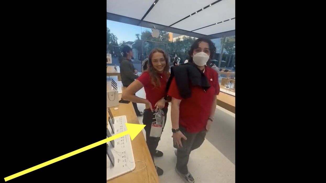 Video: Apple Store employee wears pro-Palestinian garment, smiles when confronted about it, and store manager defends her