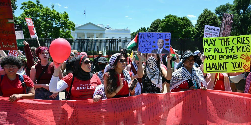 Pro-Palestine protest at White House with smoke bombs, demand Biden be arrested - Vimarsana News