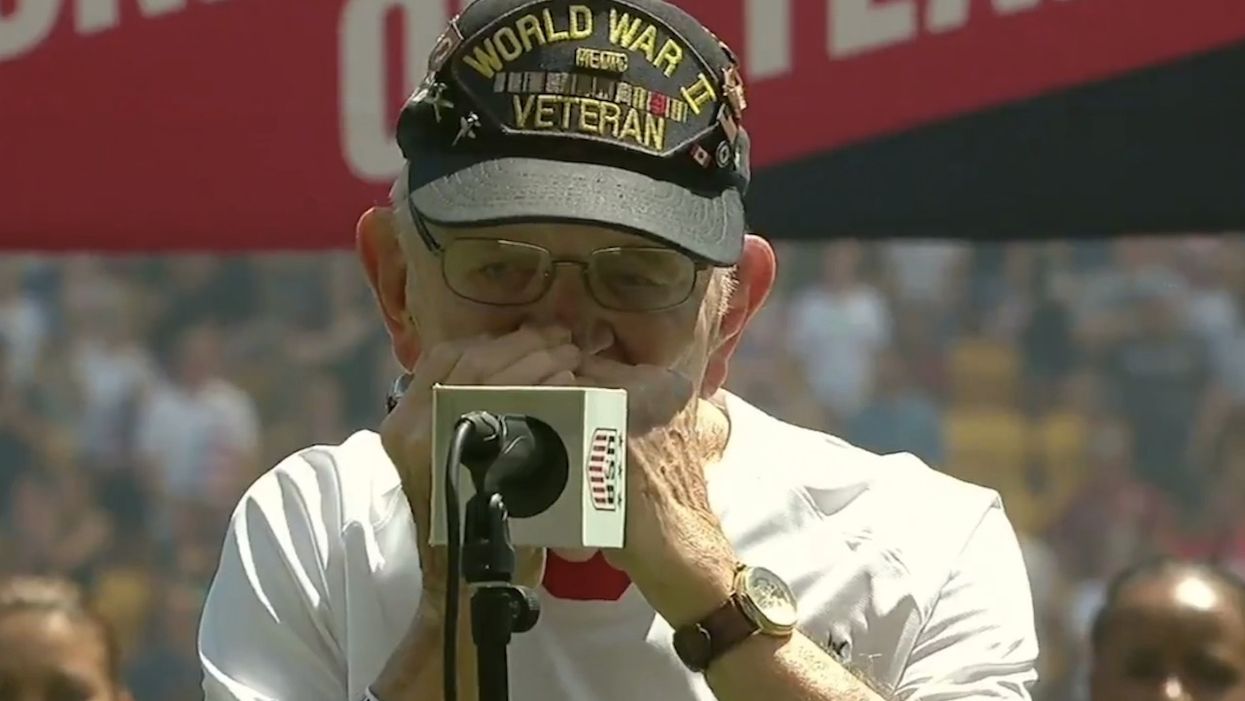 World War II vet, 96, delivers mesmerizing rendition of national anthem — and in a way you probably wouldn't expect