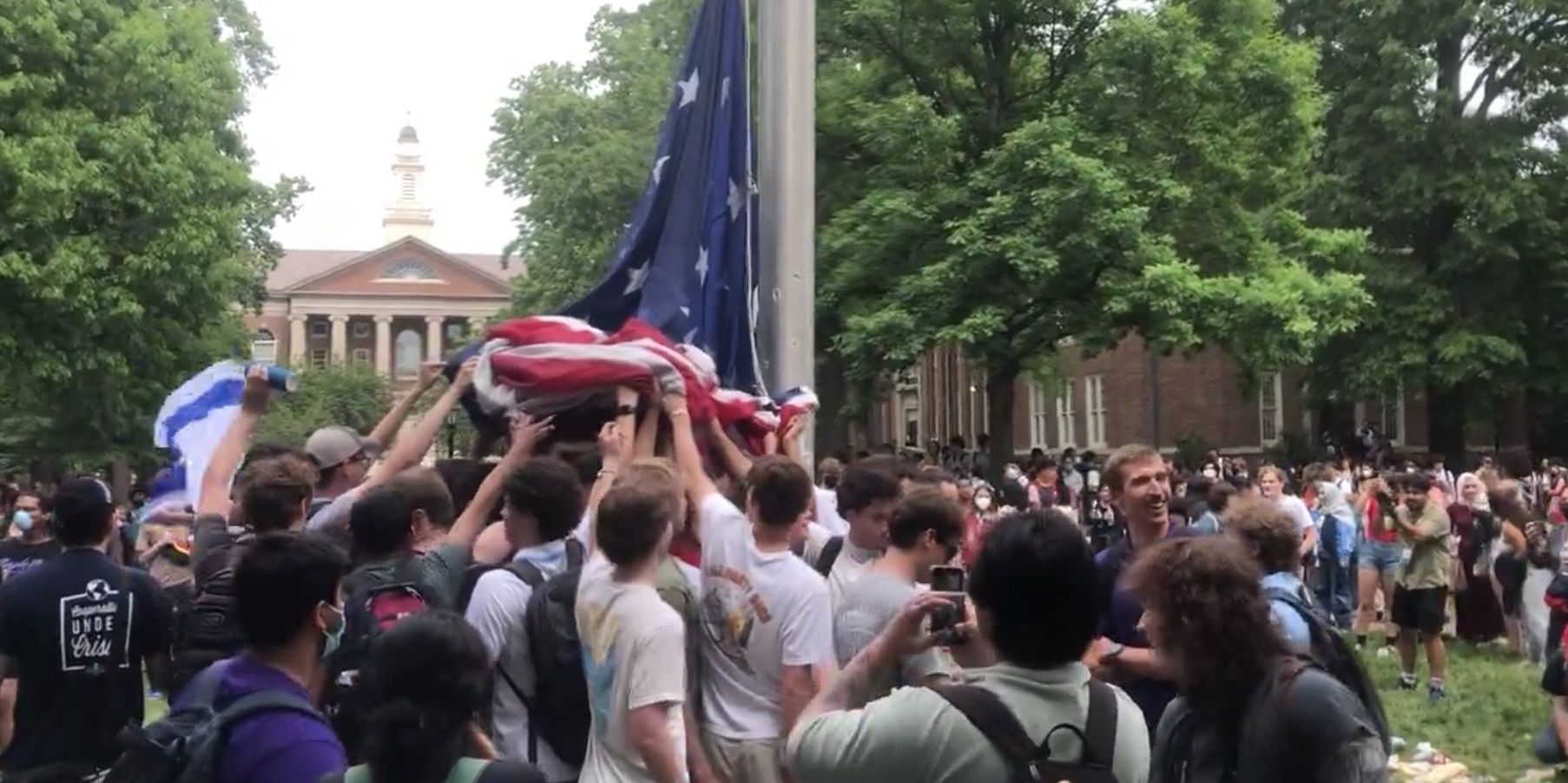 Fraternity brothers protected the American flag when protesters tried tearing it down — now donations are pouring in - Vimarsana News